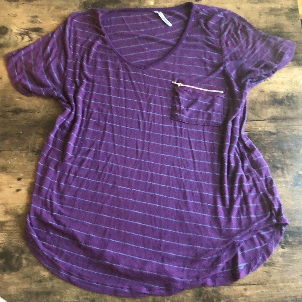 Short sleeve top with zippered pocket